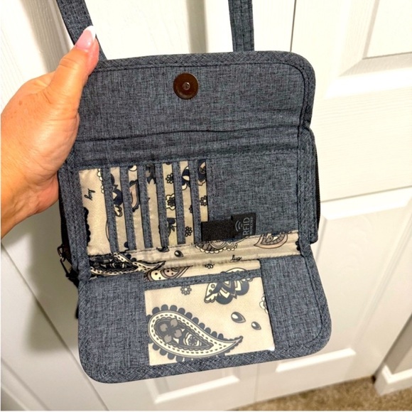 🛍️ Lug Crossbody Phone Wallet & Wristlet 🛍️ - Picture 3 of 10